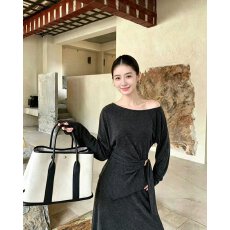 批发档口上新 2026年<b class='q'>春</b>秋款一字肩针织套装女收腰绑带长袖上衣长裙