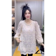 批发档口上新 2026年新款女白色<b class='q'>蕾丝</b>上衣长袖宽松中长款珍珠领口<b class='q'>刺绣</b>