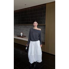 批发档口上新 2026春季新款女装斜肩<b class='q'>露肩</b>宽松长袖针织衫短款毛衣百搭
