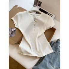 批发实拍～简约松弛感贝壳扣半开V领针织短袖女<b class='q'>夏</b>修身显瘦百搭上衣