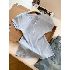 批发实拍～简约松弛感贝壳扣半开V领针织短袖女<b class='q'>夏</b>修身显瘦百搭上衣