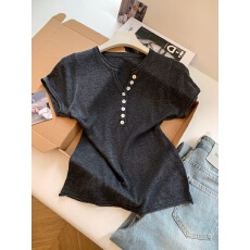 批发实拍～简约松弛感贝壳扣半开V领针织短袖女<b class='q'>夏</b>修身显瘦百搭上衣