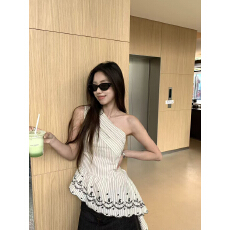 批发韩系不规则条纹斜肩上衣女夏季2026新款设计感巨好看露肩独特小衫