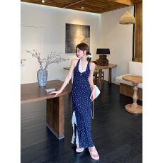 批发韩系蕾丝拼接碎花<b class='q'>吊带</b>连衣裙女2026新款小个子掐腰显瘦挂脖长裙子