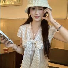 批发甜美V领蕾丝花边蝴蝶结短袖条纹衬衫2026春季新款修身显瘦上衣女