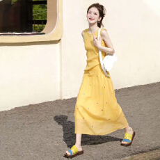 批发法式黄色无袖背心<b class='q'>连衣裙</b>显白减龄印花遮肚夏度假多巴胺穿搭中长裙