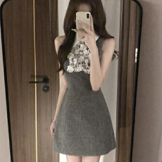 批发珍珠盘扣拼接蕾丝高级感名媛重工小礼服女夏季挂脖<b class='q'>无袖</b>修身<b class='q'>连衣裙</b>