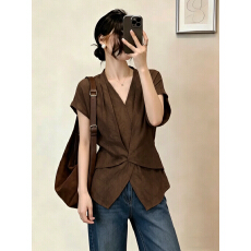 批发美拉德咖色v领短袖<b class='q'>衬衫</b>女2026夏大码胖mm收腰显瘦独特超好看<b class='q'>上衣</b>