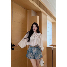批发法式白色镂空蕾丝拼接衬衫女秋季时尚套装<b class='q'>碎花</b>高腰阔腿<b class='q'>短裤</b>两件
