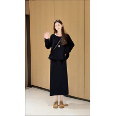 批发2026超火秋季两件套时尚后背开叉设计感针织衫<b class='q'>高腰</b><b class='q'>半身裙</b>套装