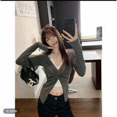 批发宋正恩8/24黑灰<b class='q'>条纹</b>假两件挂脖<b class='q'>打底衫</b>女秋蕾丝设计长袖T恤ZE3183