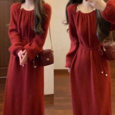 白珍珠镂空绒感针织连衣裙