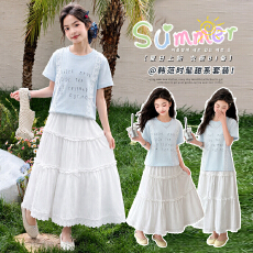 批发<b class='q'>女</b><b class='q'>童</b>温柔风两件套夏装浅蓝色字母<b class='q'>T</b><b class='q'>恤</b>蕾丝花边蛋糕裙洋气女孩套装