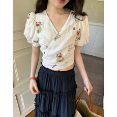 批发夏季新款复古设计泡泡袖绑带碎花上衣女法式气质衬衫