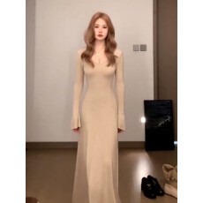 批发法式V领内搭长袖卡其色长袖针织连衣裙女<b class='q'>冬</b>季黑色收腰修身长裙子