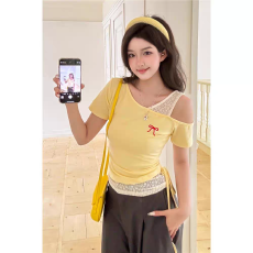 多巴胺穿搭夏季新品蕾丝拼接假两件斜肩短袖T恤修身显瘦黄色上衣