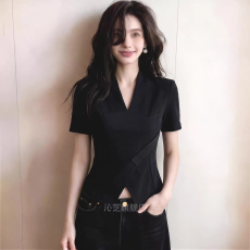 批发高级感不规则v领正肩短袖<b class='q'>t</b><b class='q'>恤</b>女夏季设计感修身掐腰显瘦<b class='q'>黑色</b>小上衣