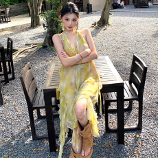 批发法式晕染不规则<b class='q'>连衣裙</b>女款2026夏季度假风荷叶边拼接挂脖吊带短裙