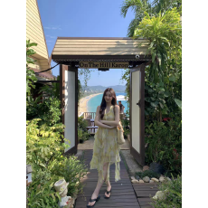 批发法式晕染不规则<b class='q'>连衣裙</b>女款2026夏季度假风荷叶边拼接挂脖吊带短裙
