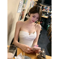批发<b class='q'>白色</b>抹胸金属装饰褶皱内搭夏季轻奢精致辣妹风纯欲气质性感上衣女