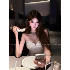 批发<b class='q'>白色</b>抹胸金属装饰褶皱内搭夏季轻奢精致辣妹风纯欲气质性感上衣女
