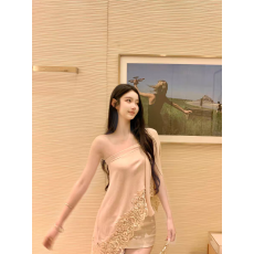 批发<b class='q'>白色</b>蕾丝拼接不规则针织衫女夏季法式设计感宽松显瘦遮肉斜肩上衣