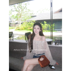 批发法式一字肩<b class='q'>波点</b><b class='q'>雪纺</b><b class='q'>衬衫</b>女春夏穿搭露肩短款<b class='q'>衬衣</b>纯欲别致长袖上衣