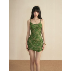 批发重工绿色亮片拼接吊带法式连衣裙特别漂亮掐腰包臀小裙子2026夏季