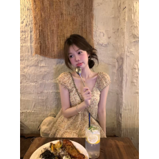 批发法式设计感纯欲<b class='q'>上衣</b>女秋2026新款独特漂亮甜美风V领碎花<b class='q'>短袖</b>衬衫