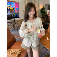 批发韩系氛围感杏色刺绣薄款<b class='q'>衬衫</b>女2026年早秋长袖系带小众慵懒风上衣