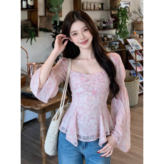 批发甜柔少女风粉色碎花<b class='q'>衬衫女</b>早秋款喇叭长袖方领雪纺衫遮肉下摆上衣