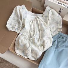 批发韩系穿搭甜美减龄拼接蕾丝碎花上衣<b class='q'>女</b>设计感显瘦法式方领短袖衬衫