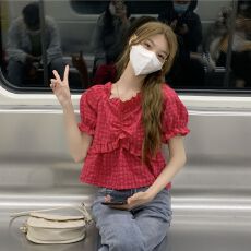 批发火龙果色软妹格子<b class='q'>衬衫</b>女夏季2025新款V领木耳边短款显瘦短袖上衣