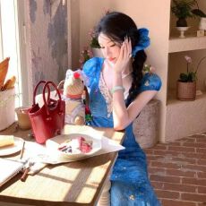 批发夏日度假碎花蓝色<b class='q'>连衣裙</b>女设计感气质V领蕾丝拼接修身显瘦长裙子