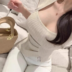 批发<b class='q'>韩国</b>东大门新款气质修身显瘦纯欲性感女人味方领开叉针织T恤上衣