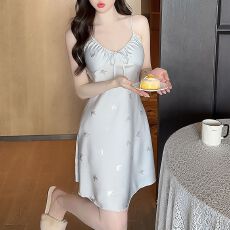 批发带胸垫冰雪丝吊带<b class='q'>睡裙</b>女夏季高级感V领甜美纯欲烫银蝴蝶家居服裙