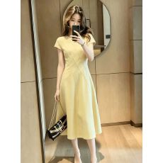 批发法式气质显瘦连衣裙女2026新款夏季浅黄色短袖巨好看收腰长裙子