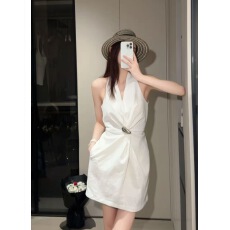 批发MIANMIANONLINE“银扣留白”简约扭结设计感V领背心显瘦连衣裙