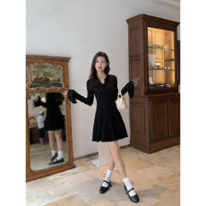 批发MULVAN 针织毛衣连衣裙女<b class='q'>秋</b>季新款V领长袖设计感收腰显瘦气质短裙