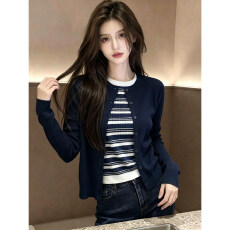 批发藏蓝色假两件条纹针织开衫秋季<b class='q'>女</b>装2026超火减龄<b class='q'>毛衣</b>外套长袖上衣