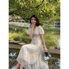 批发法式优雅碎花连衣裙女夏高腰显瘦v领泡泡袖可甜可盐仙女裙