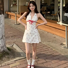 批发甜辣妹风樱桃印花挂脖连衣裙女装夏季减龄蝴蝶结收腰A字裙短裙<b class='q'>子</b>