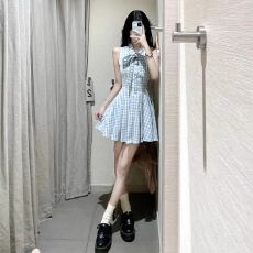 批发法式蓝色无袖挂脖格子连衣裙子女夏季2026年新款小个子度假风短裙