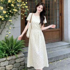批发茶歇法式黄色<b class='q'>碎花</b>短袖连衣裙子女夏季韩系收腰显瘦度假风掐腰长裙