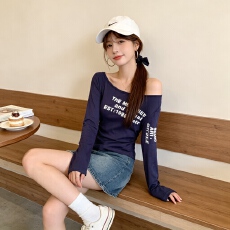 批发复古字母斜肩长袖 T 恤女 自带胸垫修身短款上衣 甜酷纯欲一字肩