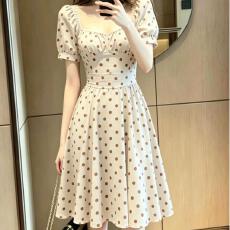 批发夏季方领波点泡泡袖连衣裙女收腰超显瘦法式温柔风高腰大摆中长裙