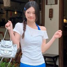 批发设计感斜领露肩<b class='q'>短袖</b><b class='q'>T</b><b class='q'>恤</b>女夏季短款修身带胸垫挂脖背心两件套上衣