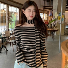 批发秋季复古撞色条纹斜肩飘带长袖t恤女欧货设计感修身露肩洋气上衣