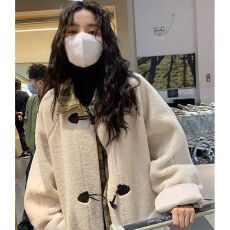 批发韩版羊羔毛<b class='q'>外套</b>女冬加厚中长款宽松牛角扣仿皮毛一体连帽大衣保暖