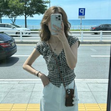 批发<b class='q'>短</b>款修身美式复古风系带褶皱小飞袖衬衫女格纹露锁骨收腰显瘦上衣